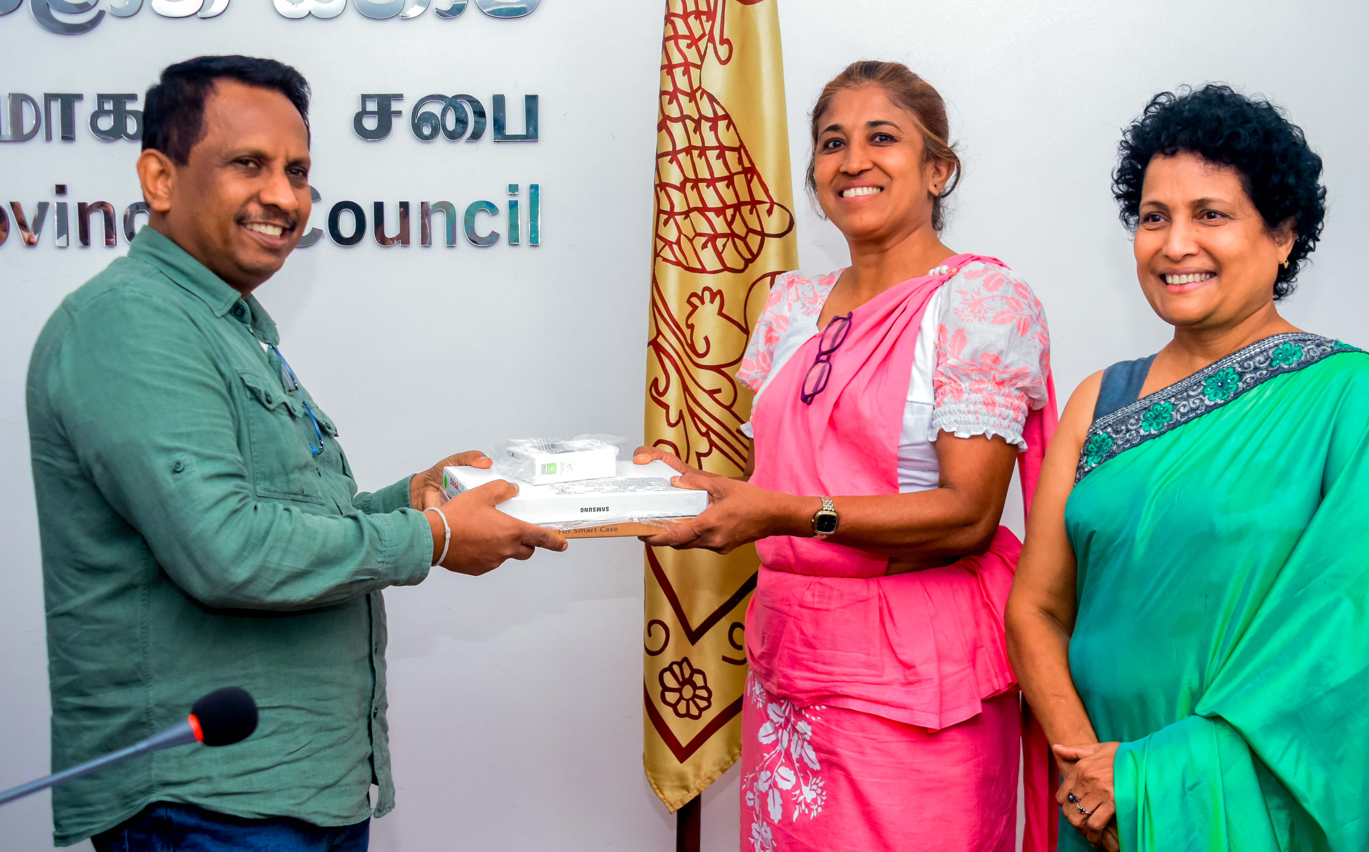ඌවේ ඉඩම් පලපත්‍ර ලබාදීමට දායක වූ නිළධාරින් ඇගයේ